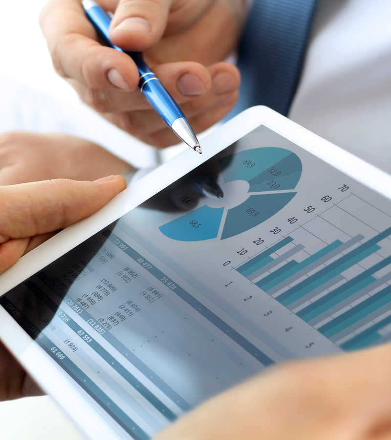 Informe financiero sobre un escritorio